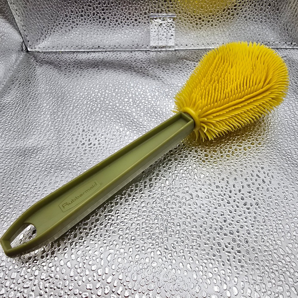 VIntage Rubbermaid Vegetable Brush Green Handle Yellow Bristles (Model #1908).